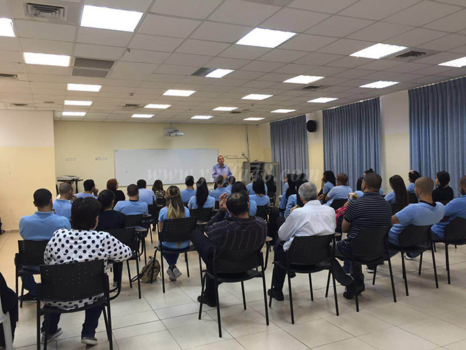 بالصور: رئيس بلدية تل أبيب يافا في زيارة لمدرسة أجيال الثانوية بمدينة يافا